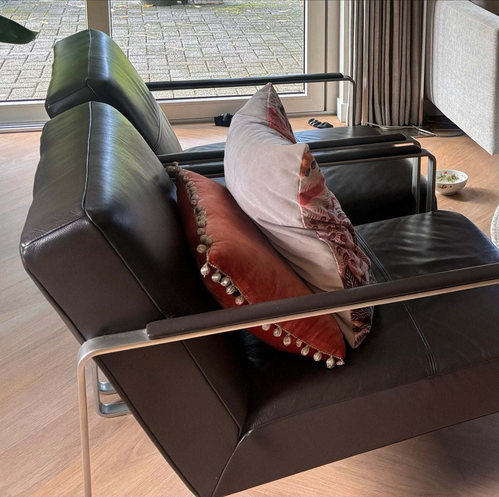 Twee BoConcept Ross leren fauteuils, zwart/bruin, Ophalen, Gebruikt, Leer, 75 tot 100 cm