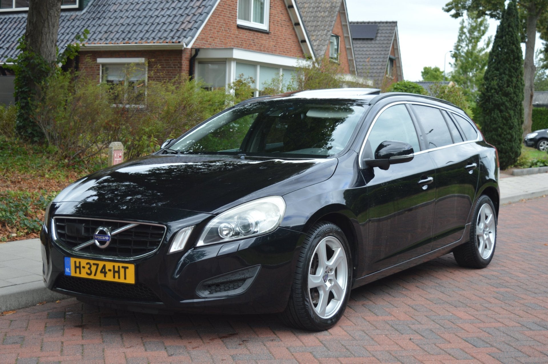 Volvo V60 2.0T Momentum, Auto's, Volvo, Zwart, 4 cilinders, 203 pk, Geïmporteerd