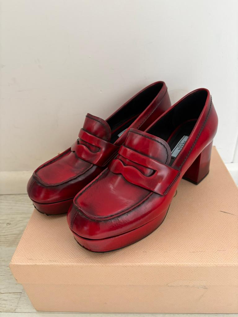 Te gekke loafers van Prada mt 40, Kleding | Dames, Instappers, Ophalen of Verzenden, Zo goed als nieuw, Rood