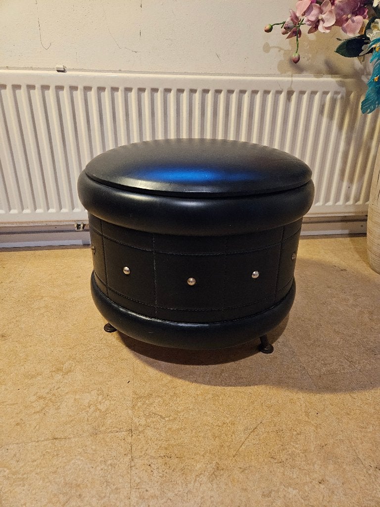 Zwarte ronde opbergpoef hocker met opbergruimte  Ø ca. 40 cm, Ophalen, Gebruikt, Rond, Jaren 60 / 70, vintage