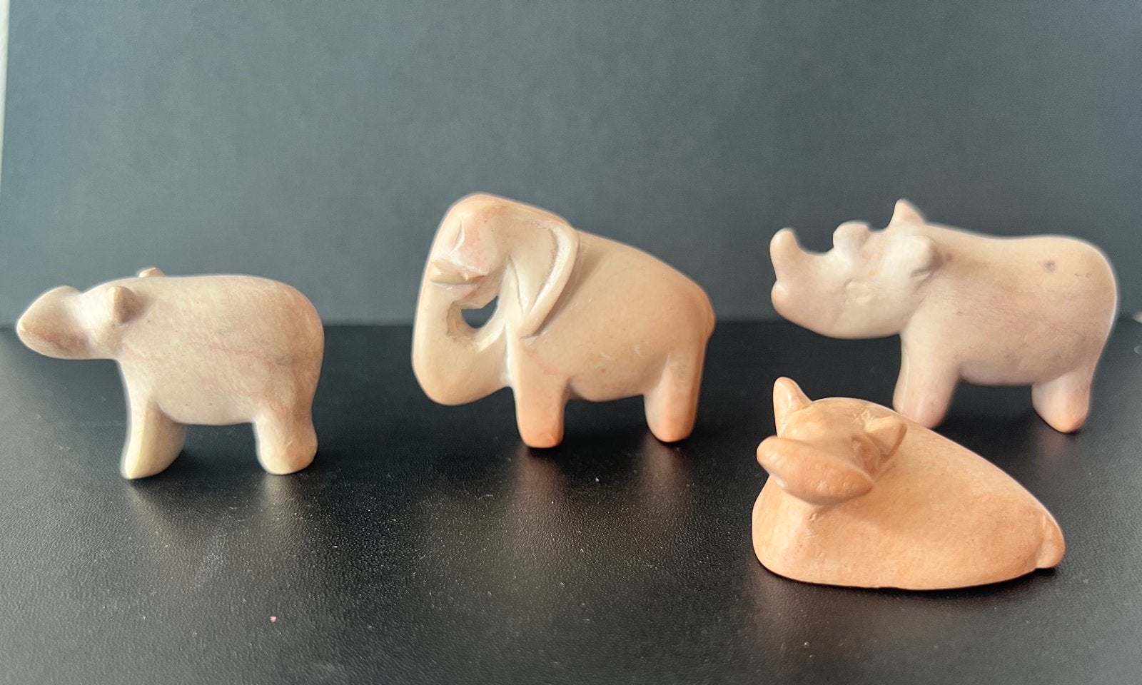 Kudde afrikaanse dieren. speksteen of marmer., Verzamelen, Beelden en Beeldjes, Ophalen of Verzenden, Zo goed als nieuw, Dier