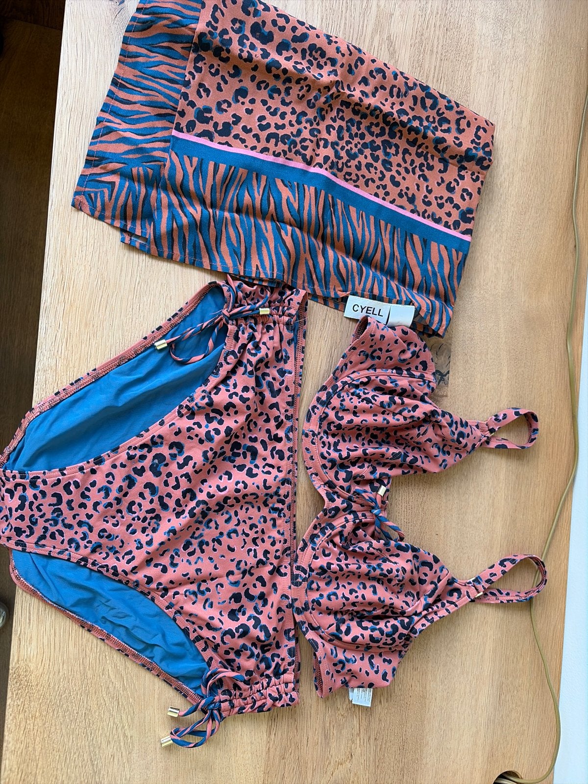 Cyell bikini met panterprint en bijpassende pareo, Kleding | Dames, Badmode en Zwemkleding, Ophalen of Verzenden, Zo goed als nieuw