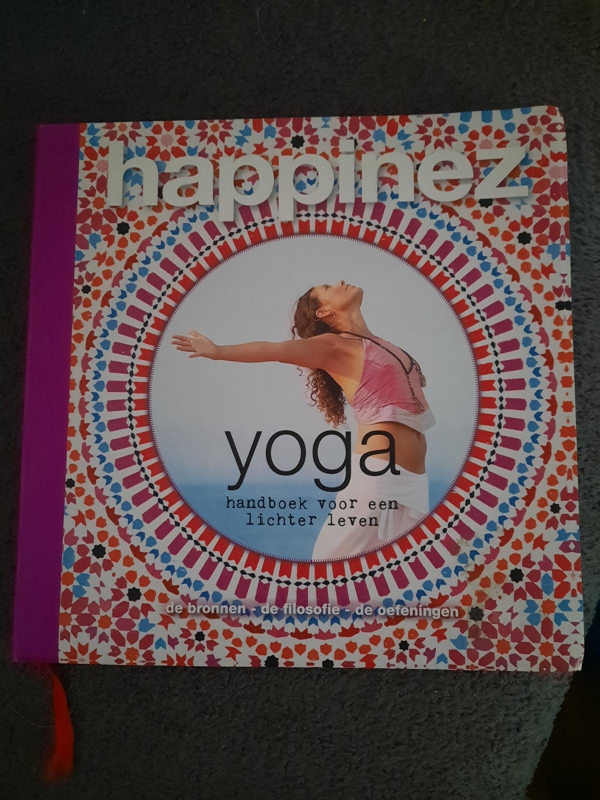 Happinez Yoga Handboek voor een lichter leven, Boeken, Ophalen of Verzenden, Zo goed als nieuw, Meditatie of Yoga