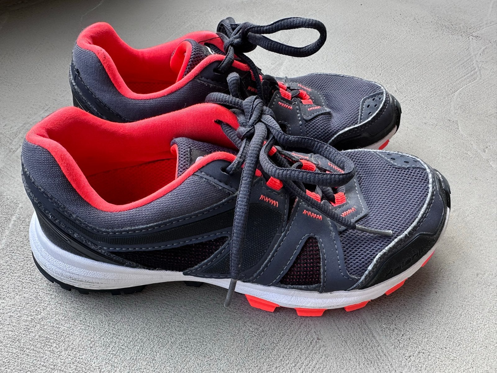 Kiprun Sportschoenen - Grijs/Zwart met Oranje, Maat 36, Gebruikt, Ophalen of Verzenden, Jongen of Meisje, Sportschoenen