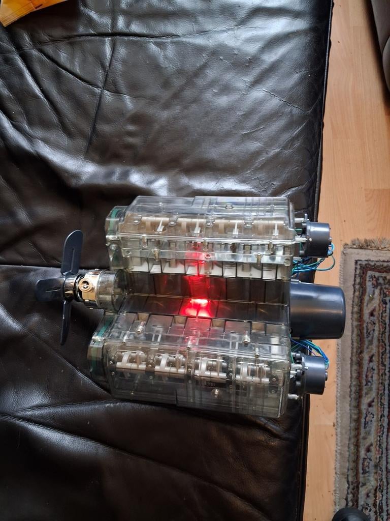 V8 engine, Hobby en Vrije tijd, Modelbouw | Radiografisch | Auto's, Ophalen of Verzenden, Zo goed als nieuw, Overige schalen
