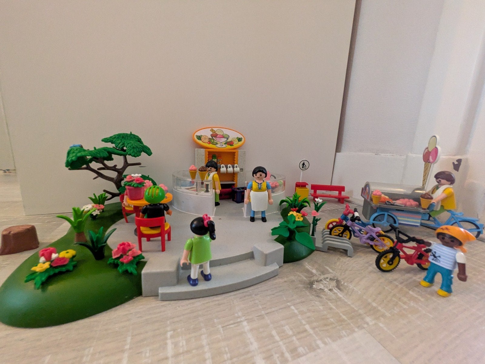 Playmobil ijssalon met figuren en accessoires, Gebruikt, Gebouw, Complete set, Ophalen of Verzenden