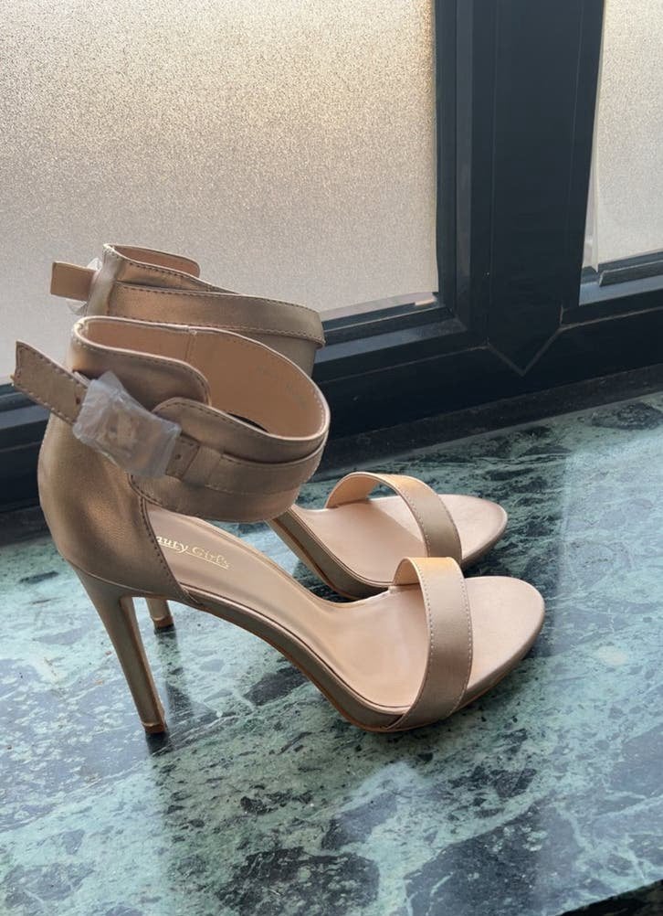 Gouden/ rosé hoge hakken met enkelbandje, Kleding | Dames, Ophalen of Verzenden, Zo goed als nieuw, Overige kleuren, Schoenen met hoge hakken
