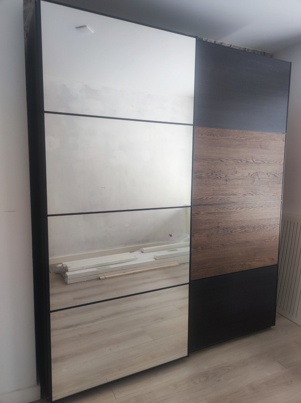 Ikea kledingkast met spiegel en lades, Glas, 100 tot 150 cm, 200 cm of meer, Zo goed als nieuw