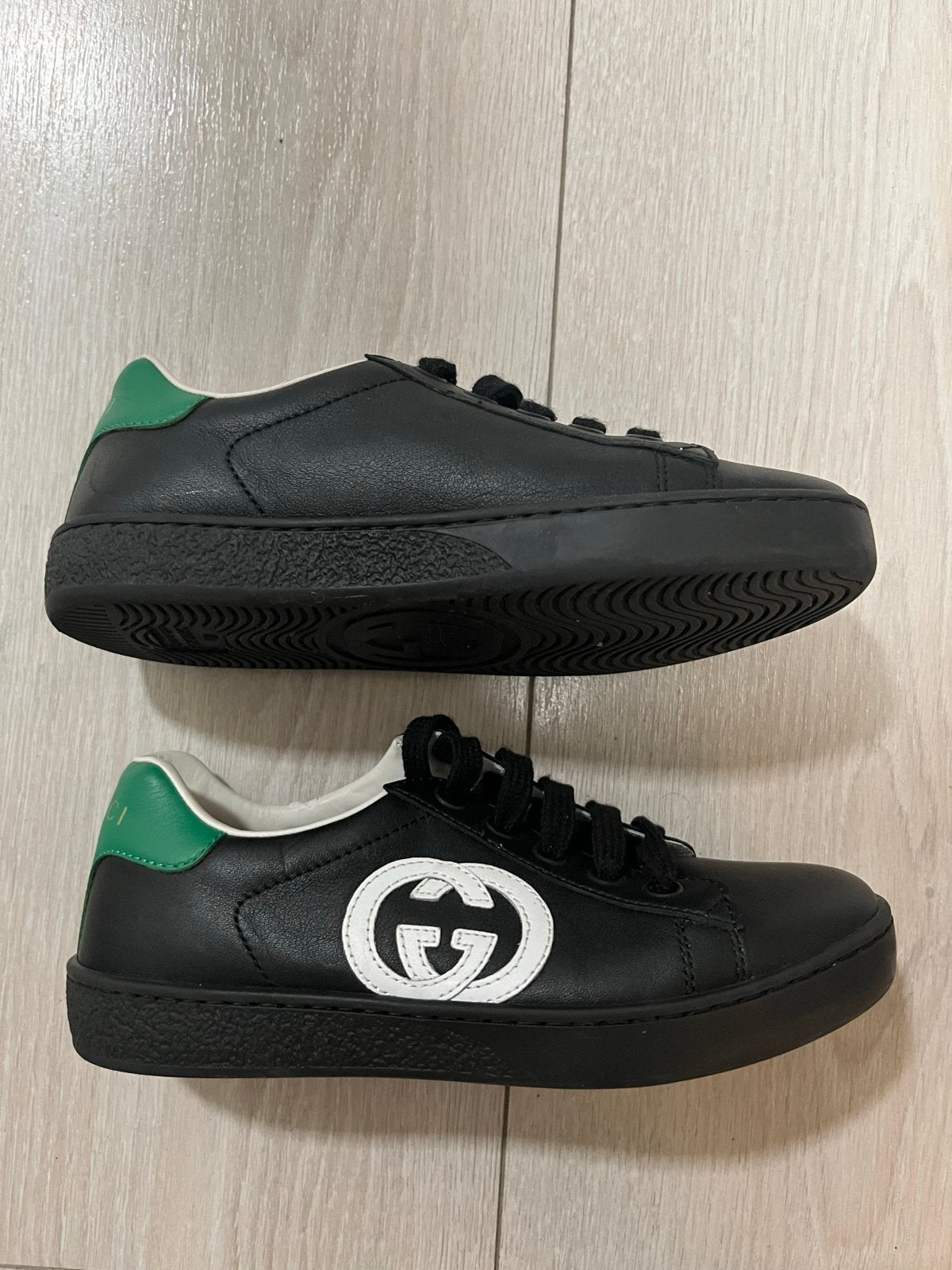Gucci Ace Sneakers Zwart met Groene Details, Kleding | Dames, Ophalen of Verzenden, Zo goed als nieuw, Zwart, Sneakers of Gympen