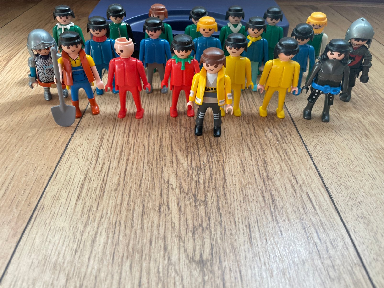 Oude Playmobil koffer met 21 poppetjes