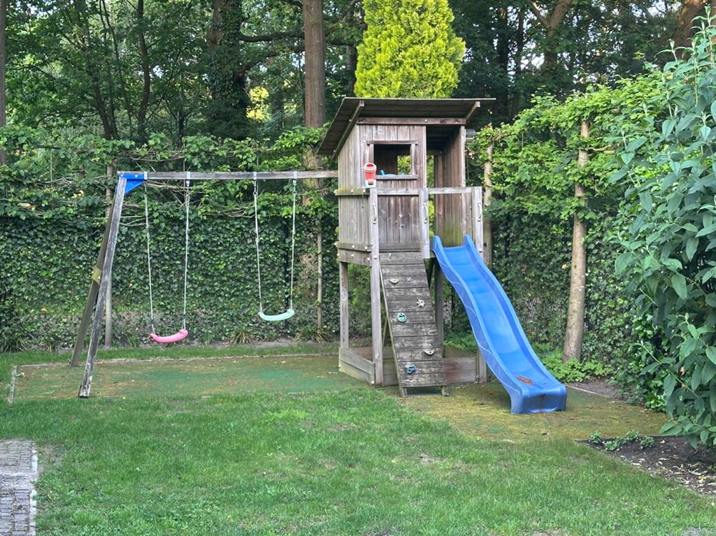 Houten speelhuisje met glijbaan en schommel, Kinderen en Baby's, Speelgoed | Buiten | Speeltoestellen, Ophalen, Gebruikt, Schommel