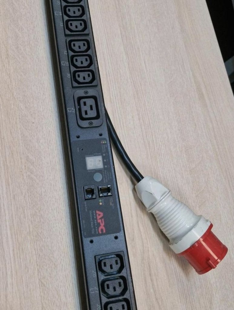 APC metered Rack PDU AP 7857, Computers en Software, APC, Onbekend, Ophalen, Postbus
