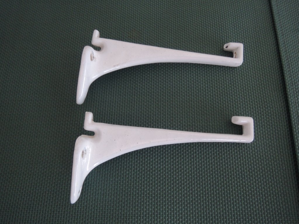 Twee oude emaille planchetsteunen, Ophalen of Verzenden