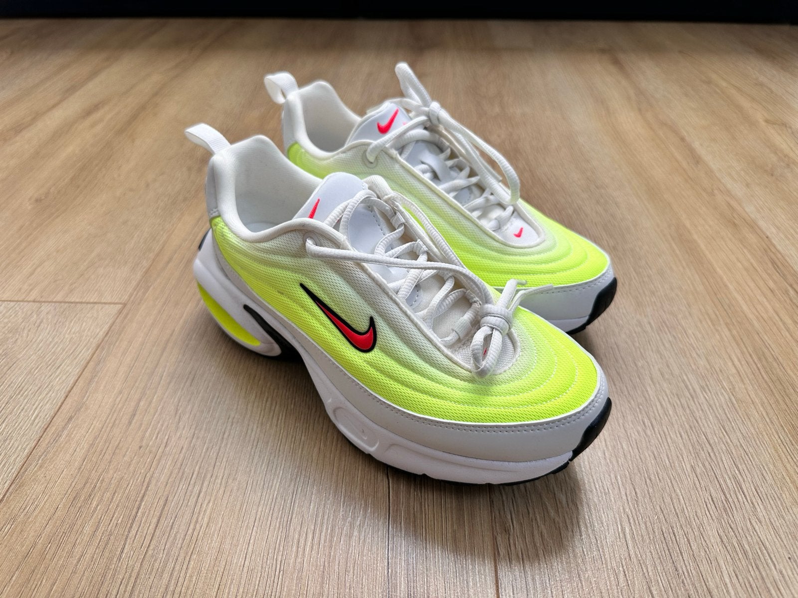 Nike Air Max sneakers - Neon geel/wit , maat 38.5, Kleding | Dames, Ophalen of Verzenden, Zo goed als nieuw, Overige kleuren, Sneakers of Gympen