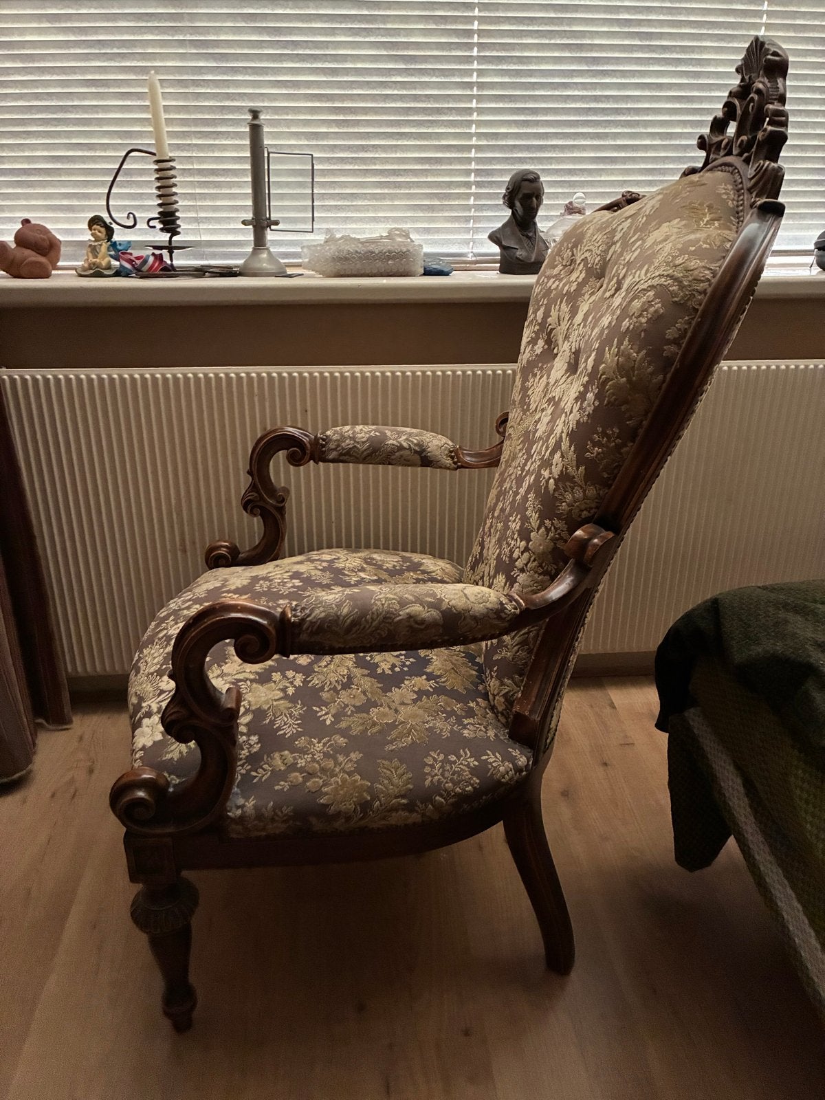 Antieke Voltaire Stoel met Rijkelijk Houtsnijwerk, Ophalen