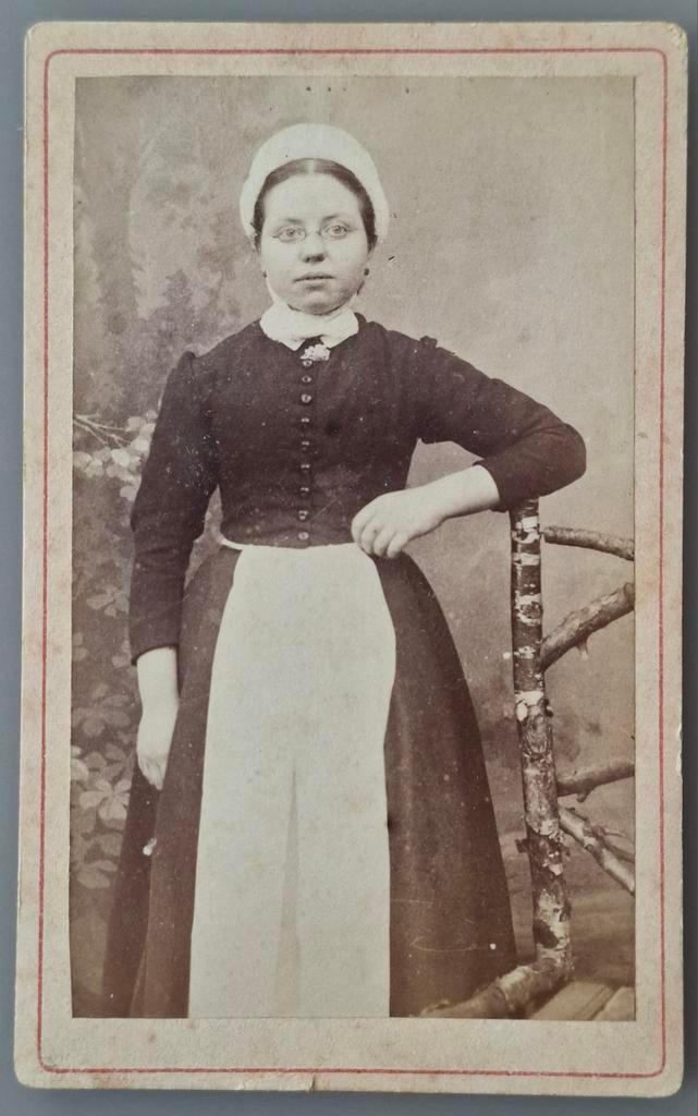249 cdv dienster werkster Utrecht fotograaf J.W.J. Makkink, Ophalen of Verzenden, Voor 1940, Gebruikt