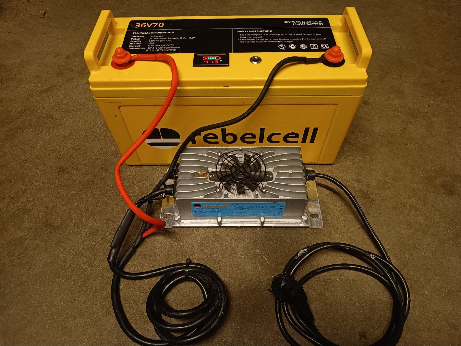 Rebelcell 36V 70Ah Li-ion accu met 42V 20A lader, Ophalen of Verzenden, Gebruikt, Motor en Techniek, Zeilboot of Motorboot