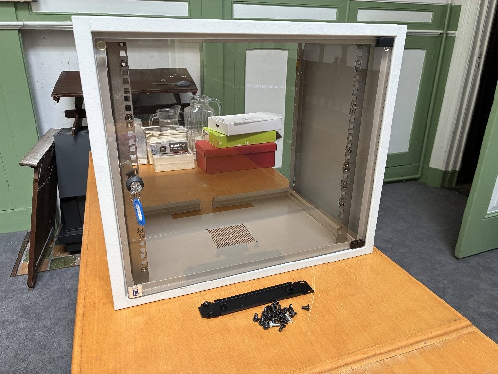 19 inch patchkast / wandkast met glazen deur & sleutel, Computers en Software, Serverkasten, Ophalen, Zo goed als nieuw, Glas