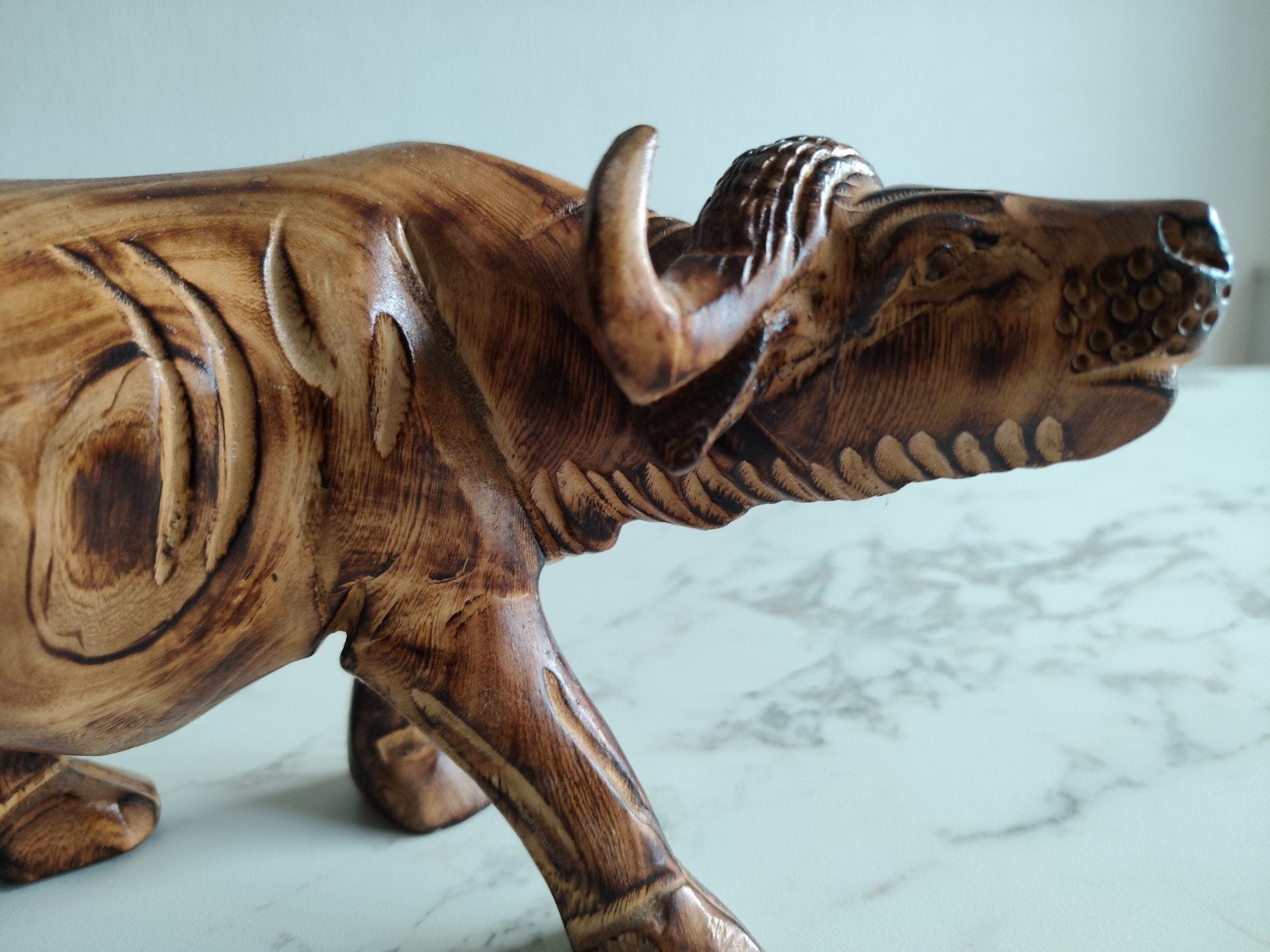 Houten buffel beeld - Handgesneden Afrikaanse kunst, Ophalen of Verzenden, 20 - 50 cm, Beeld, Hout