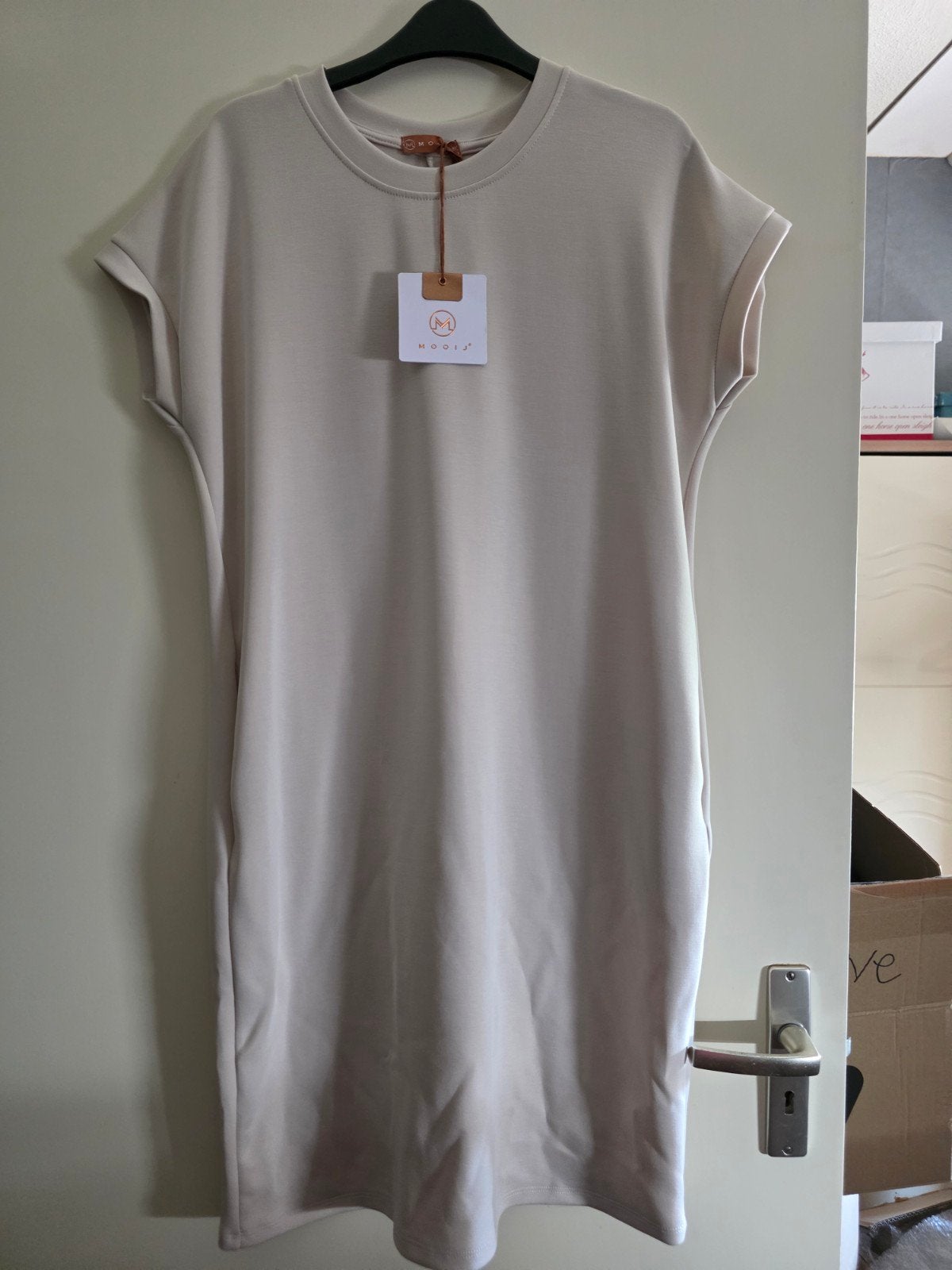 Mooij jurkje - Nieuw met kaartje, Mooij, Beige, Nieuw, Ophalen of Verzenden