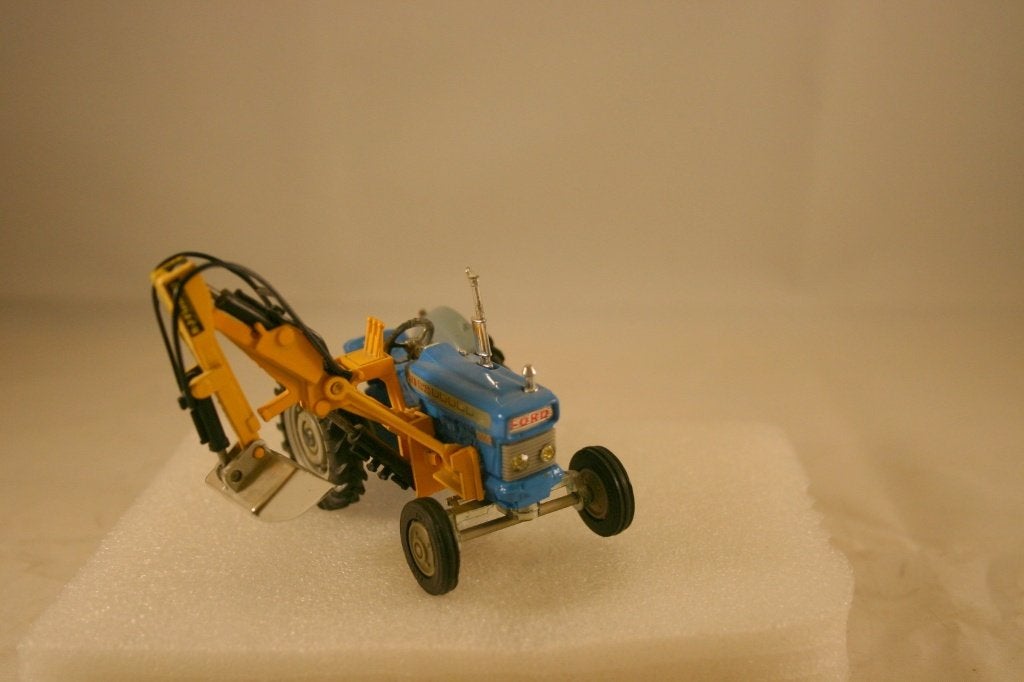 CorgiToys 1969 Ford 5000 Super Major Tractor-Hydraulic Scoop, Hobby en Vrije tijd, Modelauto's | 1:43, Verzenden, Nieuw, Tractor of Landbouw