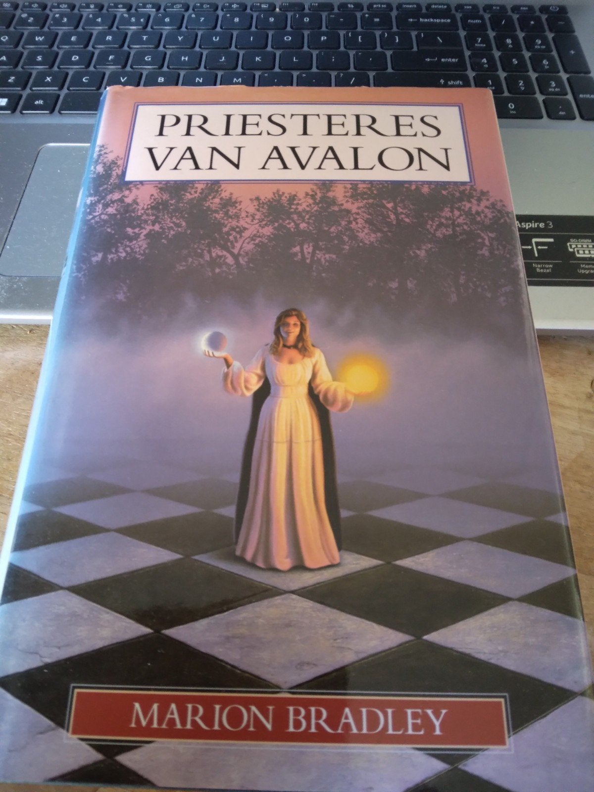 Marion Zimmer Zimmer Bradley - Priesteres van Avalon, Boeken, Ophalen of Verzenden, Zo goed als nieuw, Marion Zimmer Zimmer Bradley