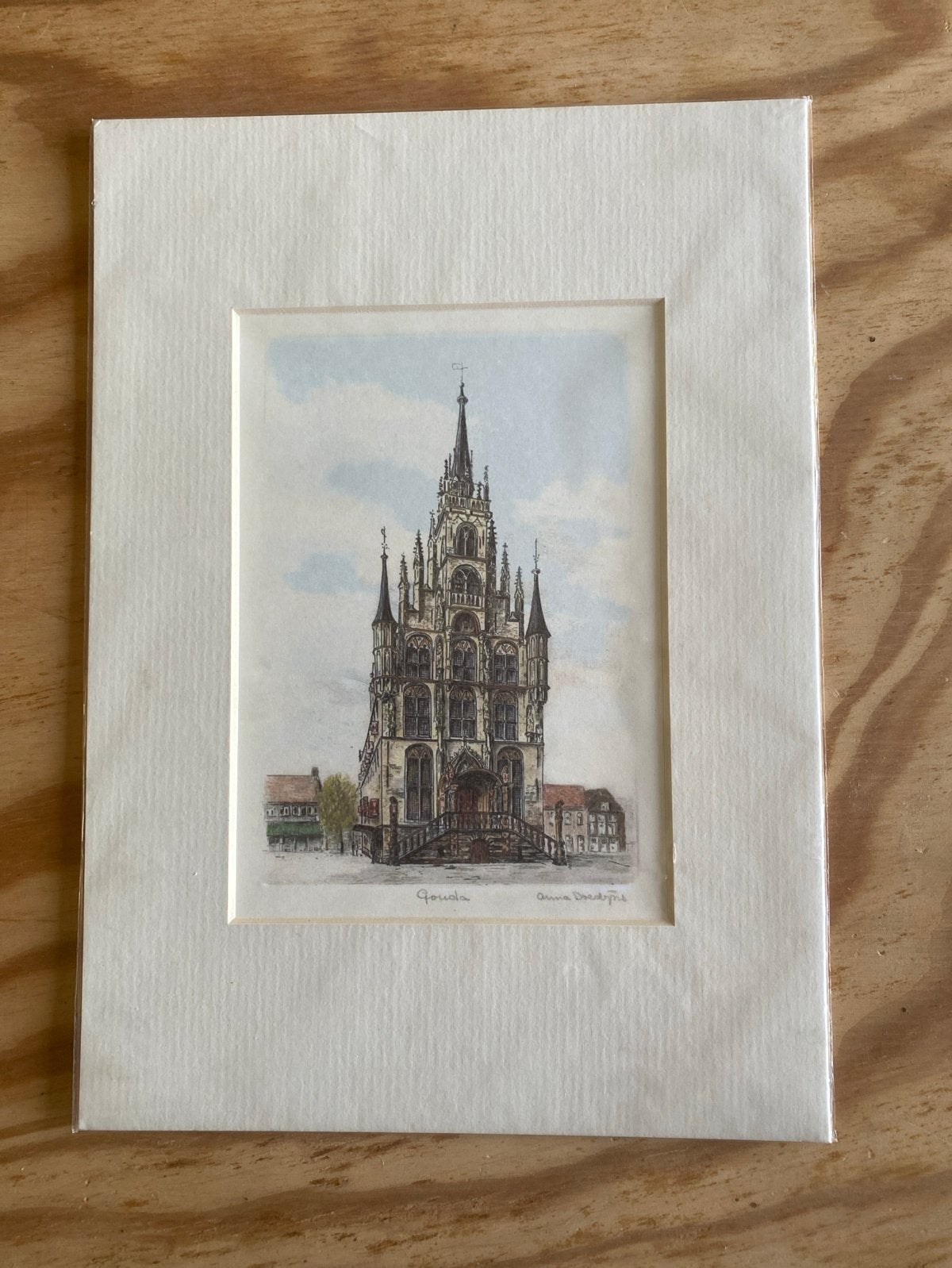 Ets Stadhuis Gouda door Anna Doedijns (Studio van Rijsewijk, Handgekleurd, 28 cm, Stadsgezicht, Ophalen of Verzenden