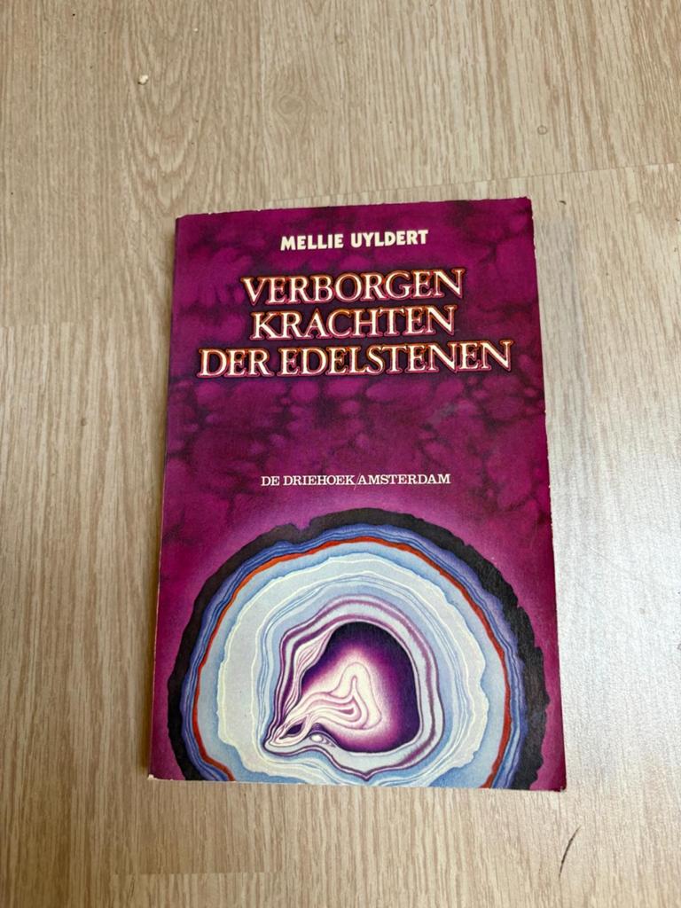 Verborgen Krachten der Edelstenen - Mellie Uyldert, Boeken, Ophalen of Verzenden, Gelezen, Spiritualiteit algemeen, Achtergrond en Informatie