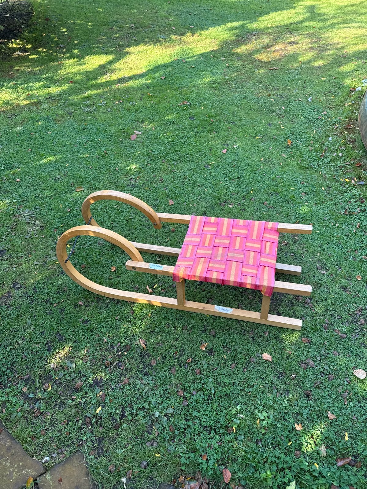 Houten slee met roze zitting, Ophalen, Zo goed als nieuw, Hout