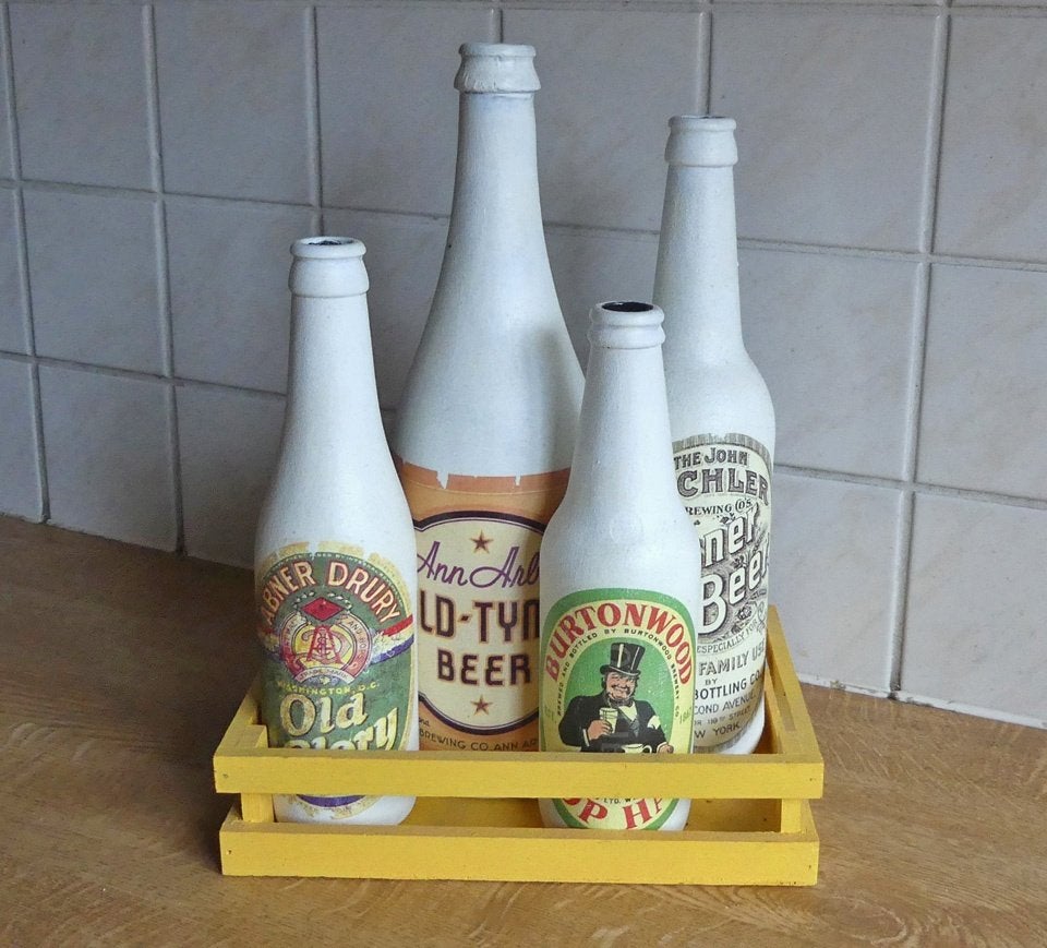 Bier deco kratje bierfessen oude etiketten decoratie, Ophalen of Verzenden, Gebruikt, Flesje(s), Overige merken
