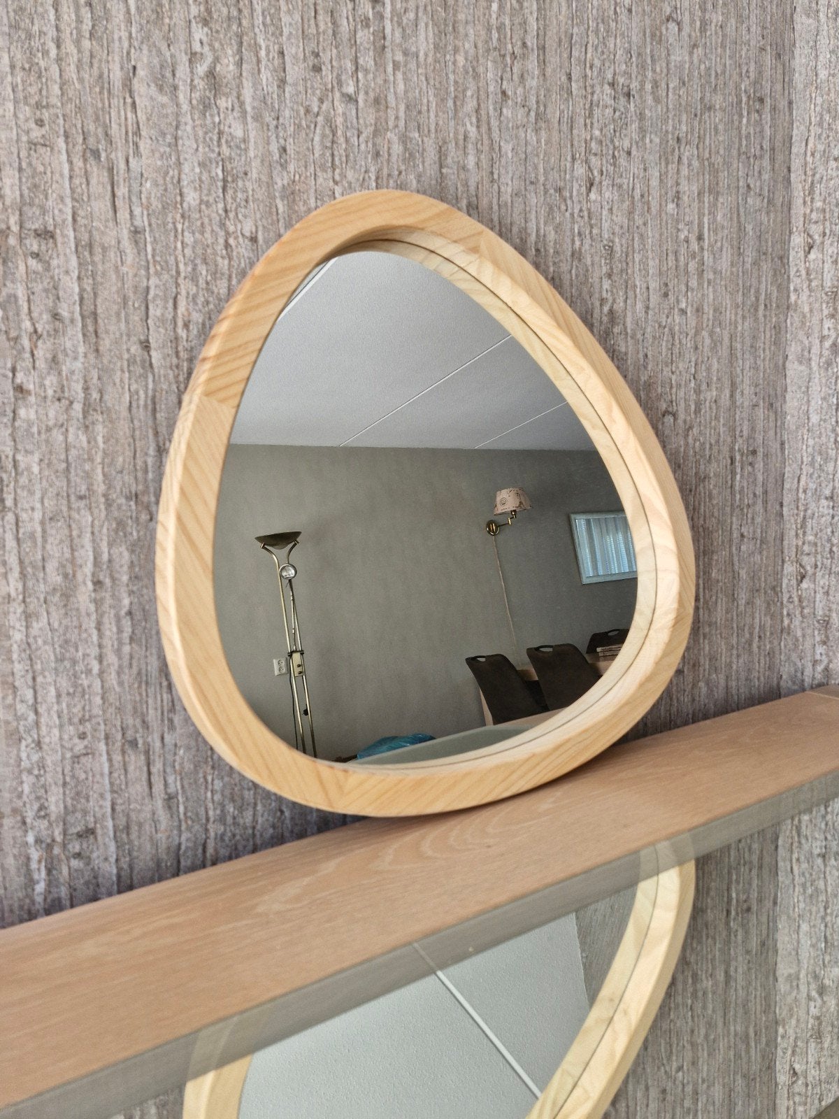 Stijlvolle houten spiegel met organische vorm, Huis en Inrichting, Woonaccessoires | Spiegels, Ophalen, Zo goed als nieuw, Overige vormen