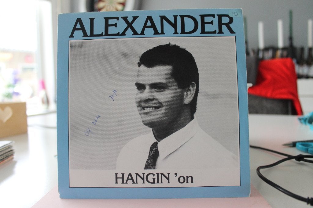 7" Single Alexander - Hangin' On / Let Us Live In Harmony, Gebruikt, 7 inch, Ophalen of Verzenden, Pop