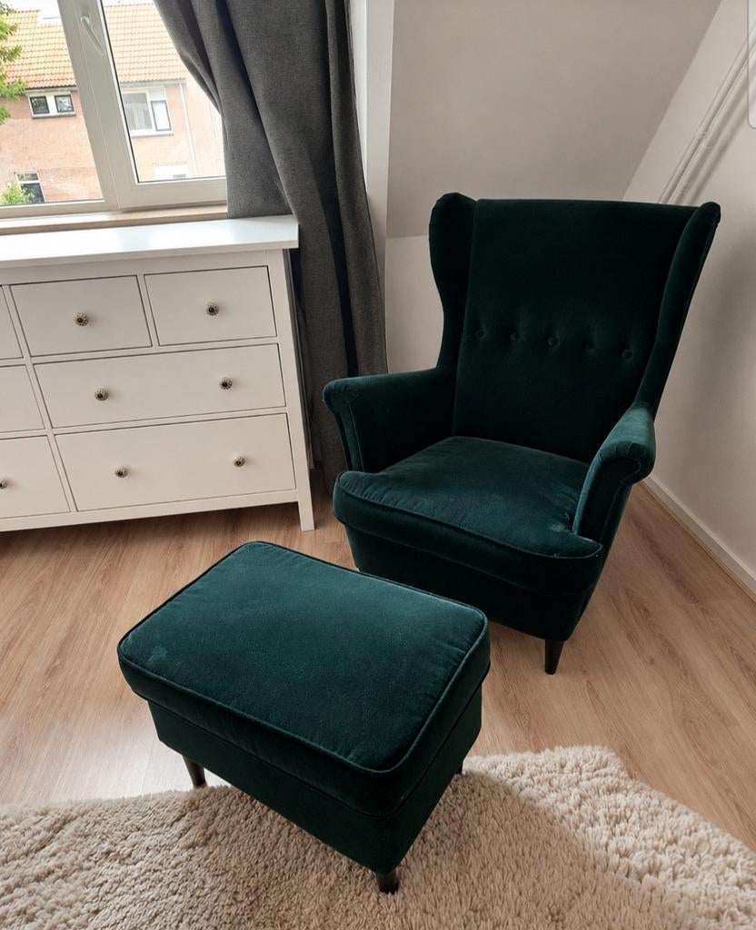 Groene fluwelen stoel met poef - IKEA, Ophalen, 75 tot 100 cm, Klassiek, Modern, Scandinavisch, Zo goed als nieuw