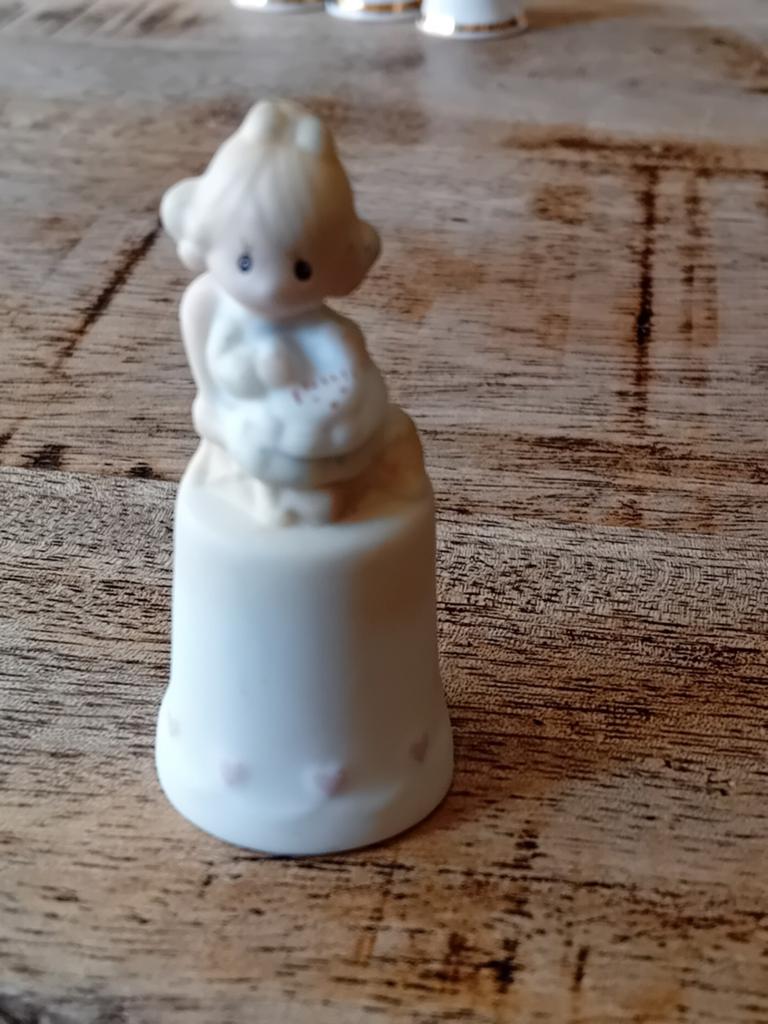 Vingerhoedjes verzamelen biscuit precious moments, Ophalen of Verzenden, Zo goed als nieuw