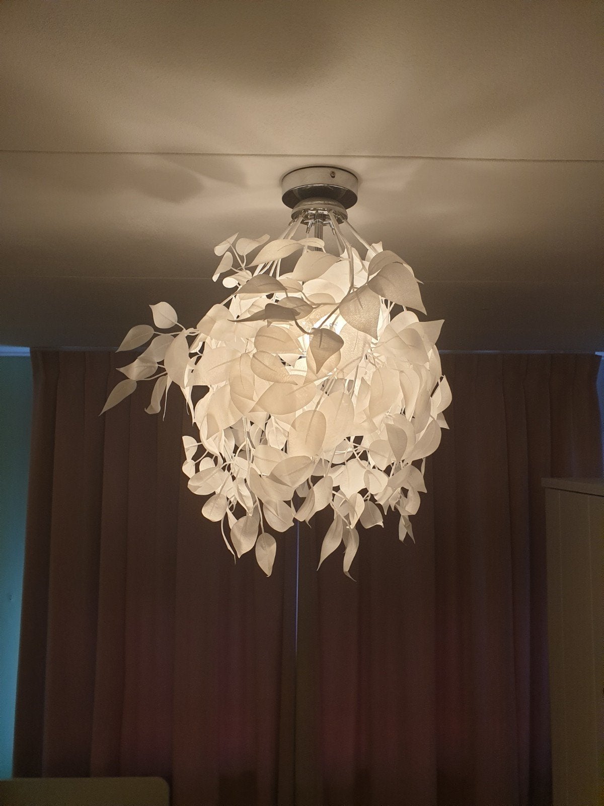 Hanglamp met witte blaadjes, Ophalen, Zo goed als nieuw, Metaal, Natuurlijk romantisch
