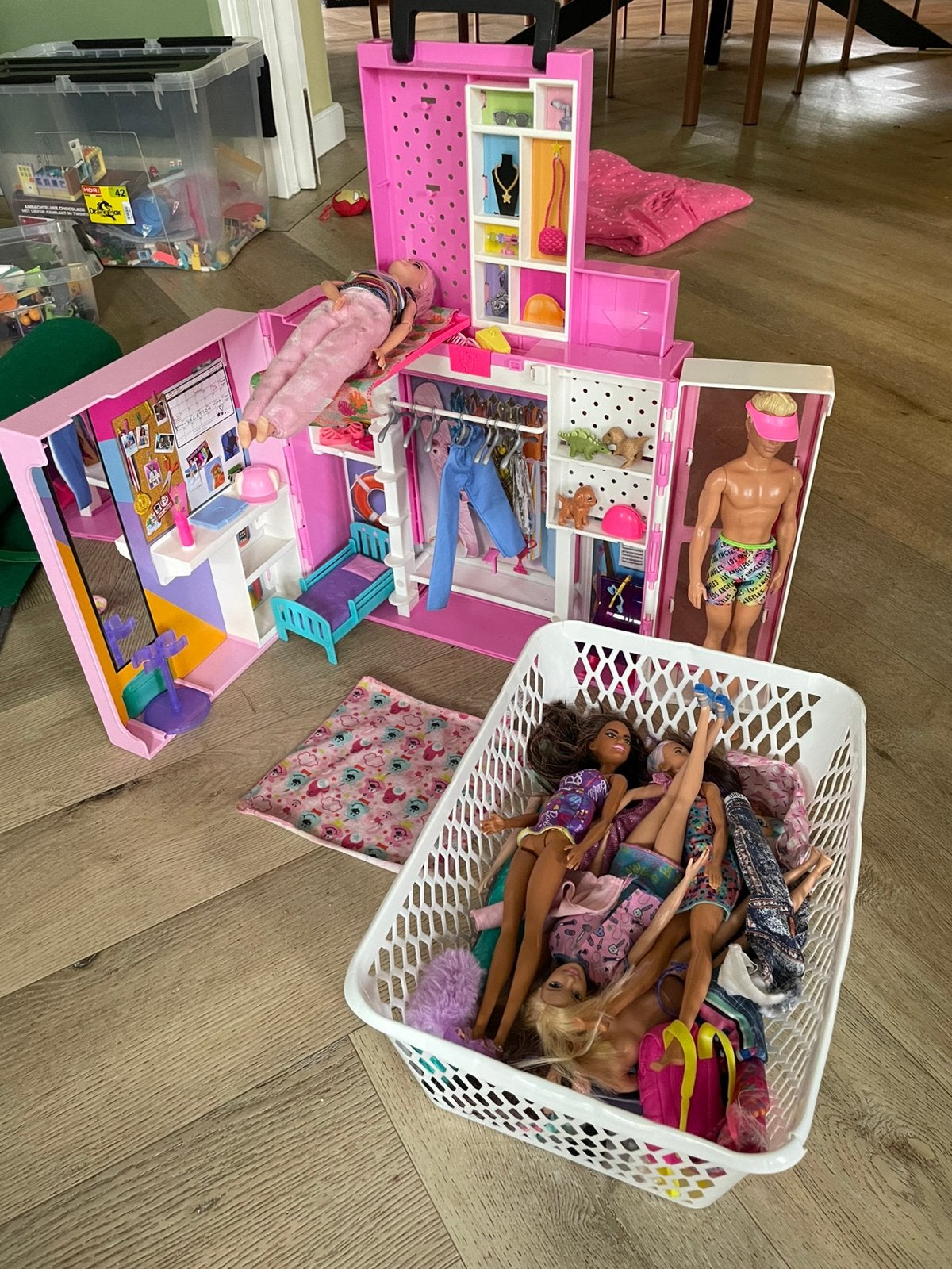 Barbiehuis met poppen, Kinderen en Baby's, Speelgoed | Poppenhuizen, Ophalen, Zo goed als nieuw, Poppenhuis