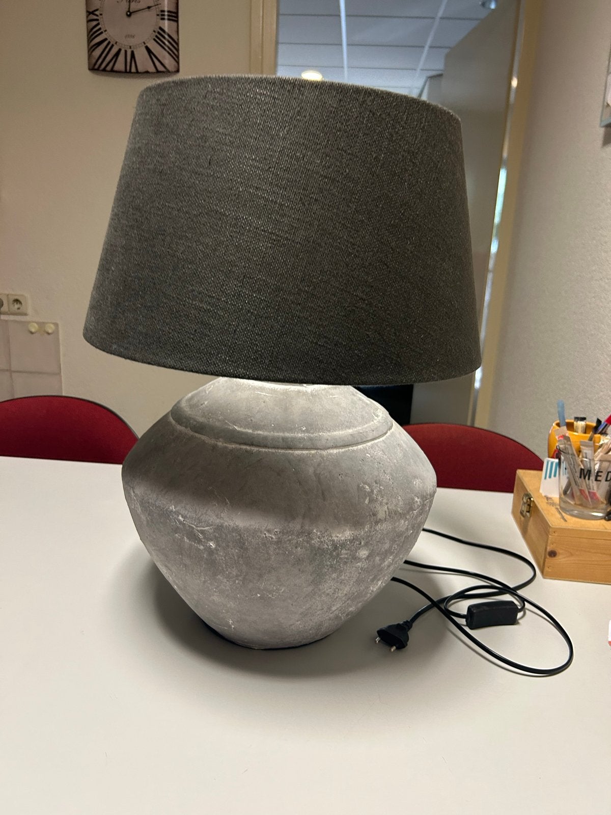 Schemerlamp: stoere betonvoet met linnen kap, antraciet, Natuurlijk materiaal, Nieuw, Met kap, Grijs