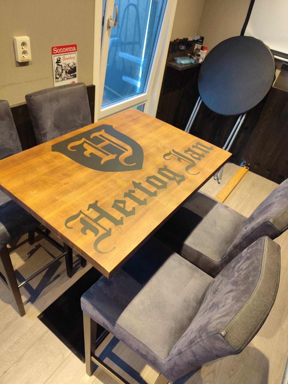 Mahoniehouten Hertog Jan Tafel met Zwarte Epoxy, Huis en Inrichting, Tafels | Bijzettafels, Nieuw, Ophalen of Verzenden, Industrieel, Modern, Bar