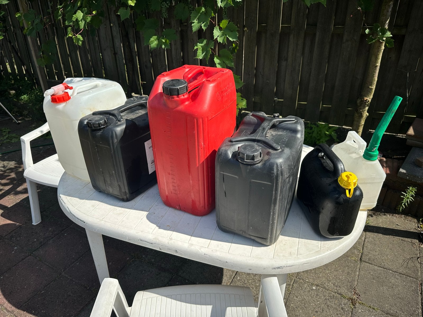 Diverse jerrycans en waterkan met kraantje, Auto diversen, Auto-accessoires, Gebruikt, Ophalen
