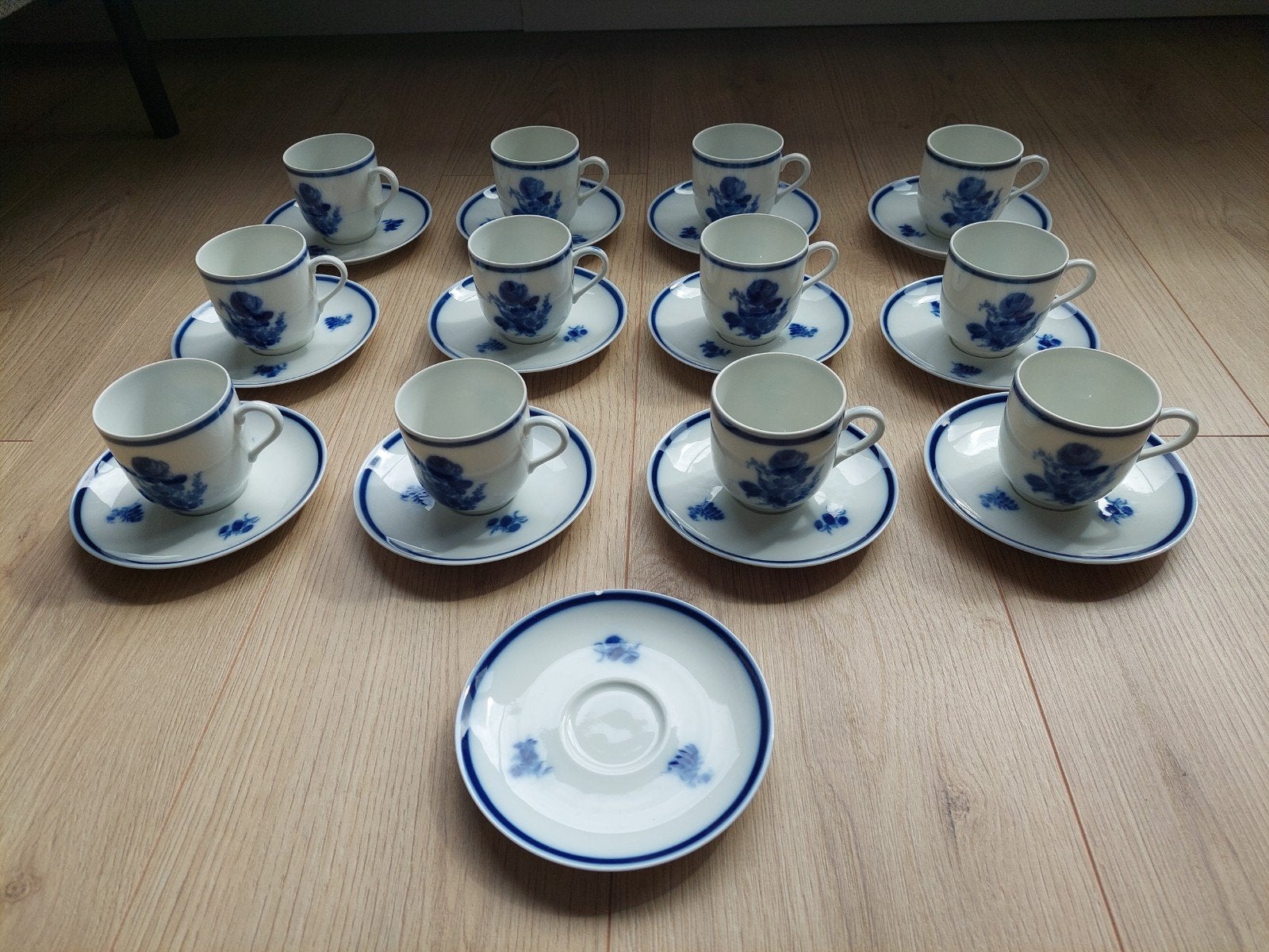 Mooi servies: 12 kopjes en 13 schoteltjes, blauw bloemmotief, Ophalen, Gebruikt, Overige stijlen, Kop(pen) en/of Schotel(s)