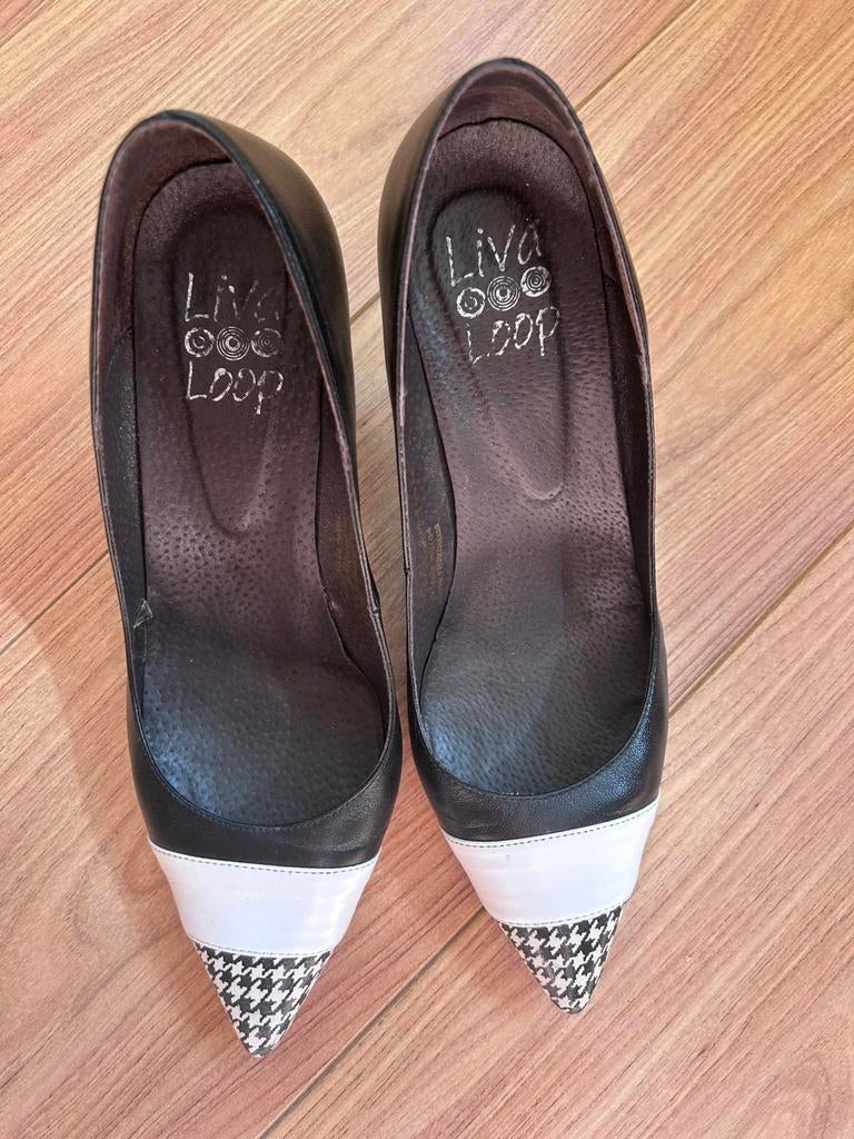 Zwarte pumps met zwart-witte neus, Kleding | Dames, Pumps, Zwart, Ophalen of Verzenden, Gedragen