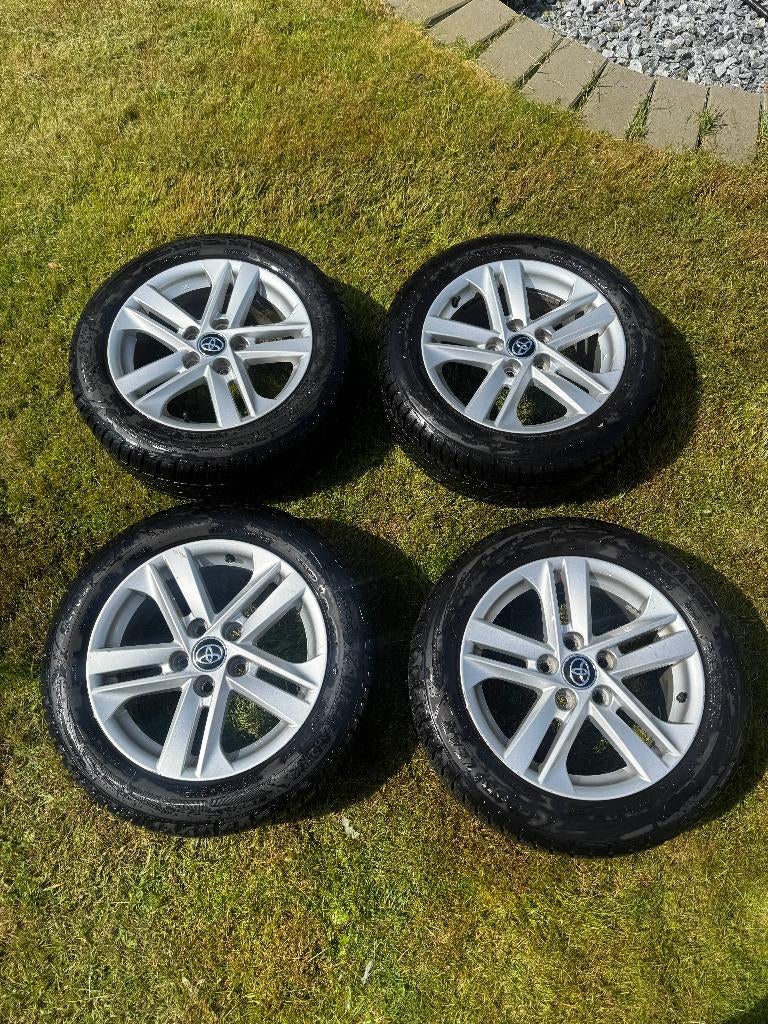 Winterbanden met originele Toyota Velgen 16, Ophalen, Gebruikt, Velg(en), 16 inch