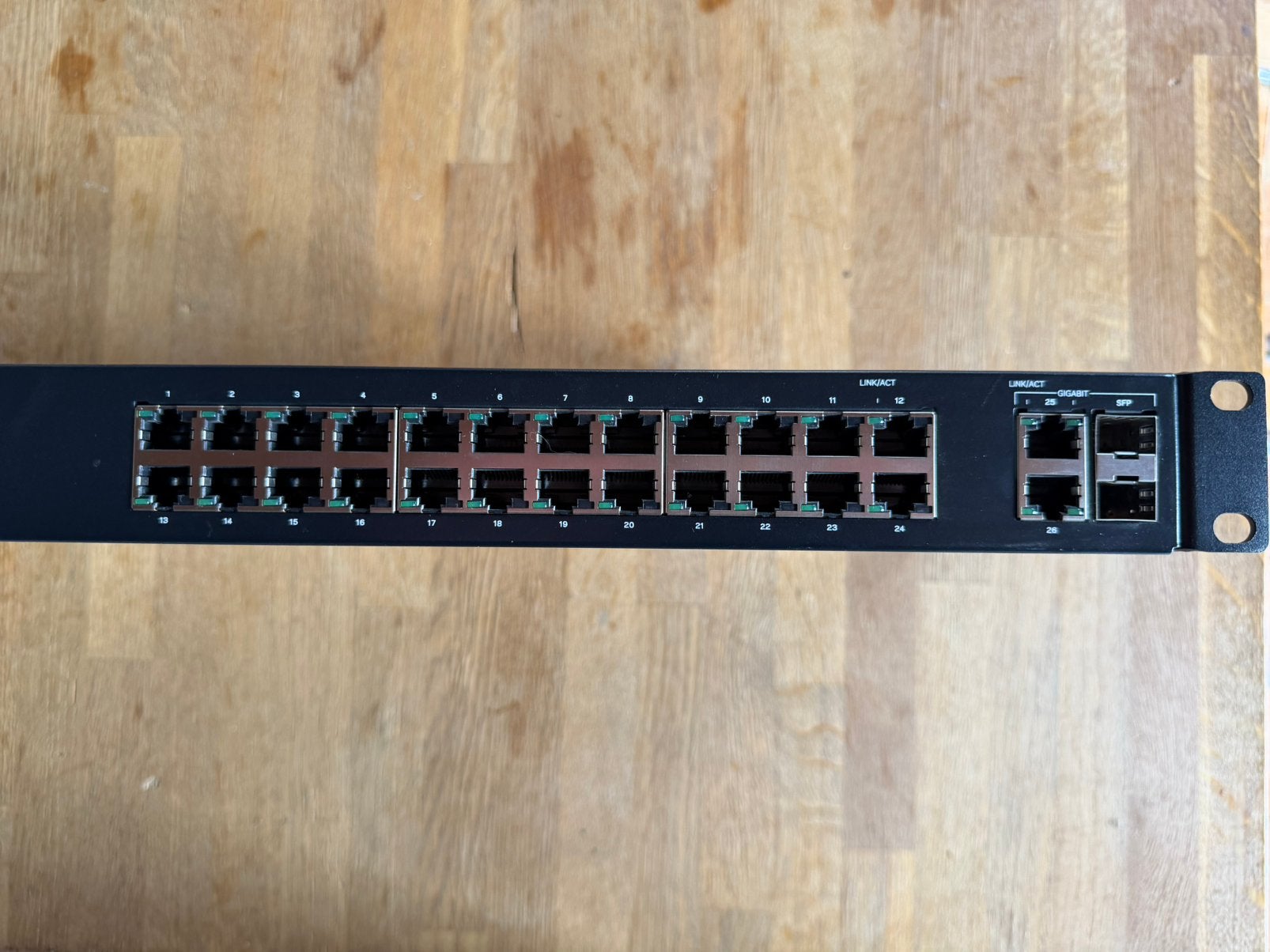 Linksys LGS326 26x gigabit + 2x SFP, Computers en Software, Netwerk switches, Ophalen of Verzenden, Zo goed als nieuw