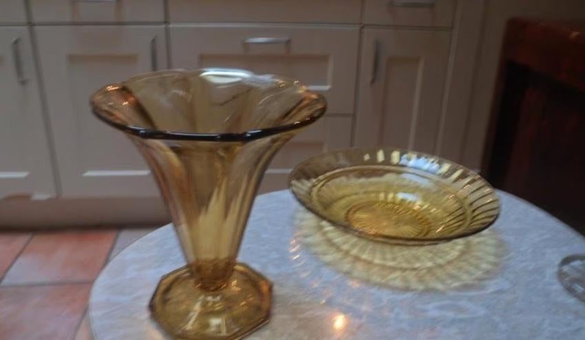 Art Deco vaas glas 22 cm. hoog amber glasvaas op voet, Antiek en Kunst, Antiek | Glas en Kristal, Ophalen of Verzenden