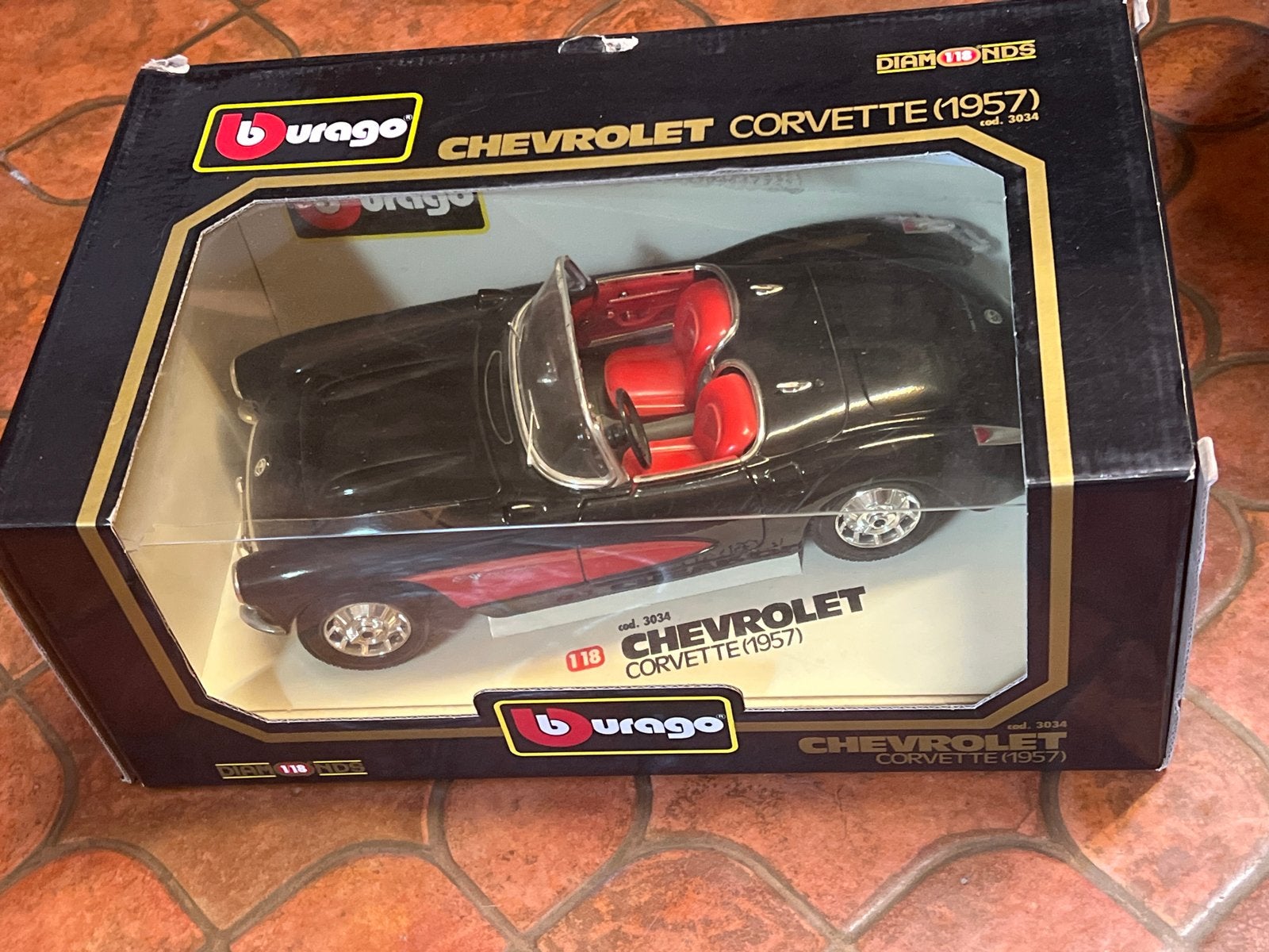 Burago Chevrolet Corvette (1957) - Zwart/Rood 1:18, Hobby en Vrije tijd, Modelauto's | 1:18, Ophalen of Verzenden, Zo goed als nieuw