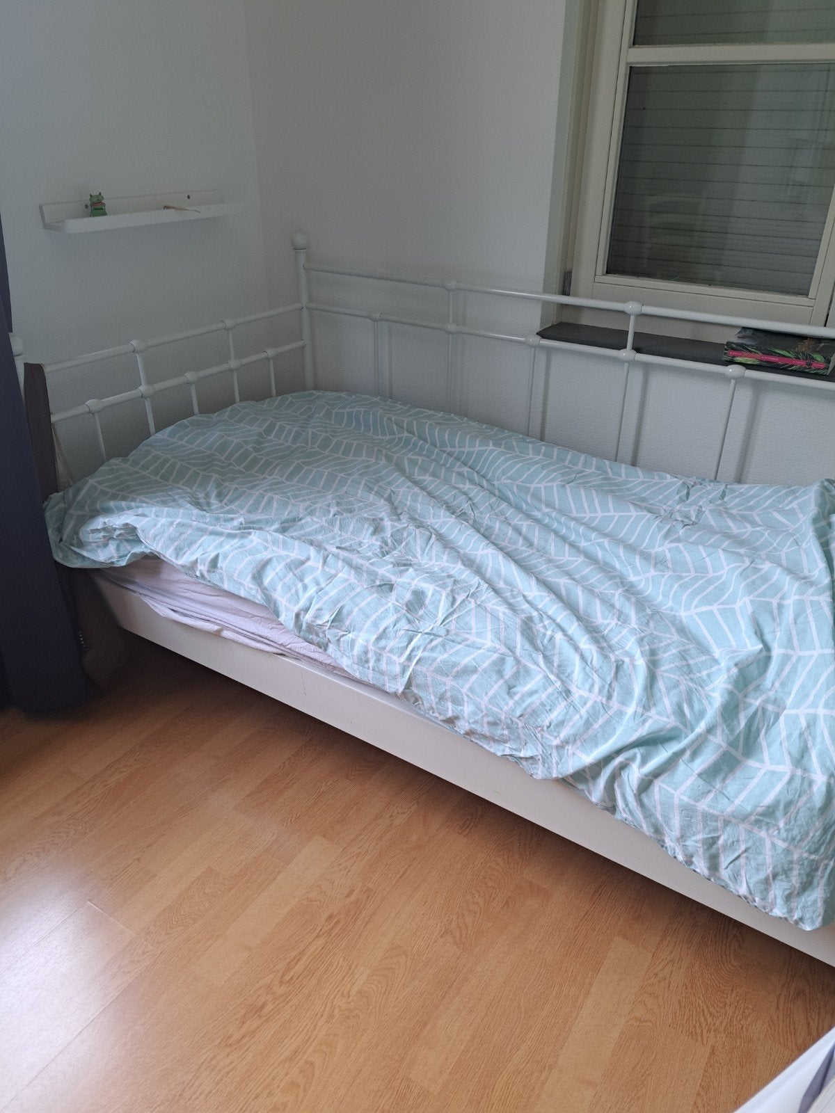 Wit metalen eenpersoonsbed met spijlen, Huis en Inrichting, Slaapkamer | Bedden, Ophalen, Gebruikt, 90 cm, Eenpersoons