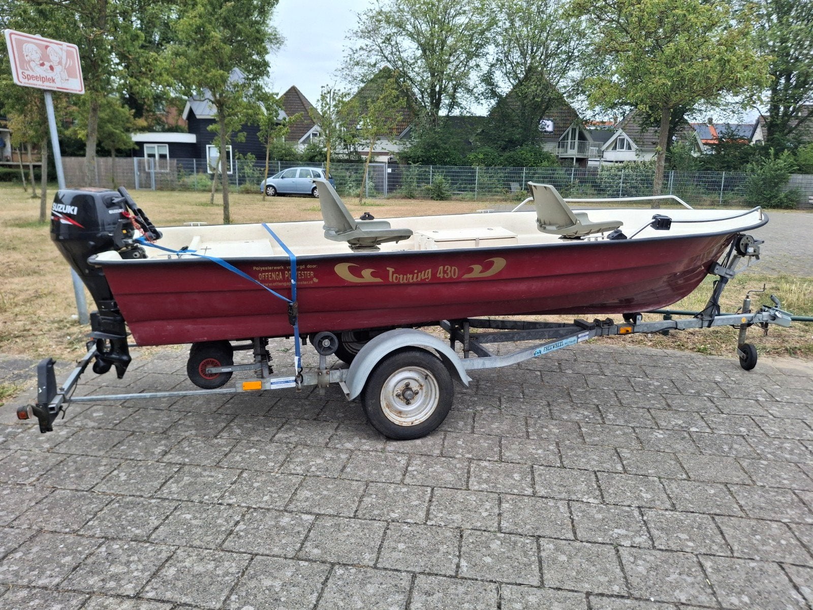 Visboot polyester 4,30m met 9,9pk Suzuki en trailer, Ophalen, Polyester, Buitenboordmotor