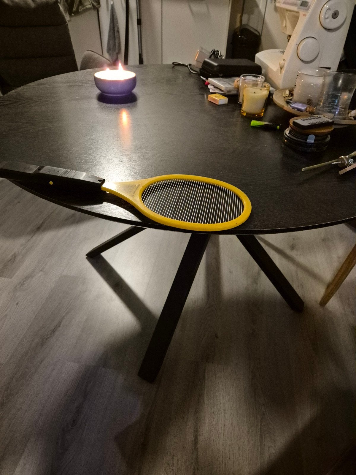 Ronde zwarte tafel met leuke pootjes, Huis en Inrichting, Ophalen, 50 – 75, Gebruikt, Rond