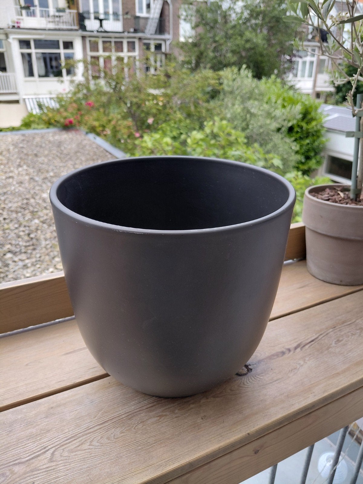 2 stuks antraciet bloempot van Intratuin, 25 cm doorsnede, Ophalen, Rond, Zo goed als nieuw, Aardewerk