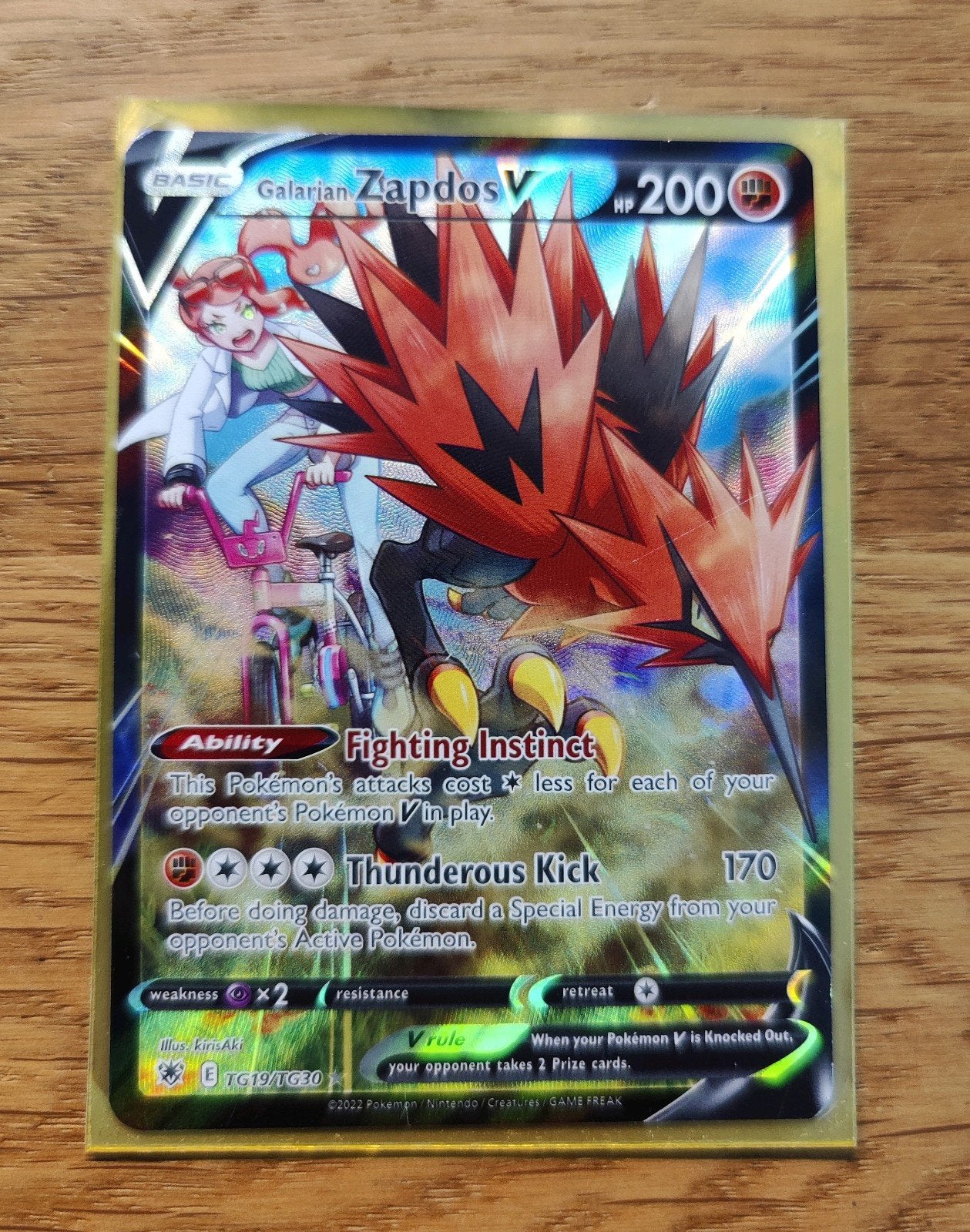 Pokemon kaart; Galarian Zapdos V, Hobby en Vrije tijd, Verzamelkaartspellen | Pokémon, Ophalen of Verzenden, Zo goed als nieuw